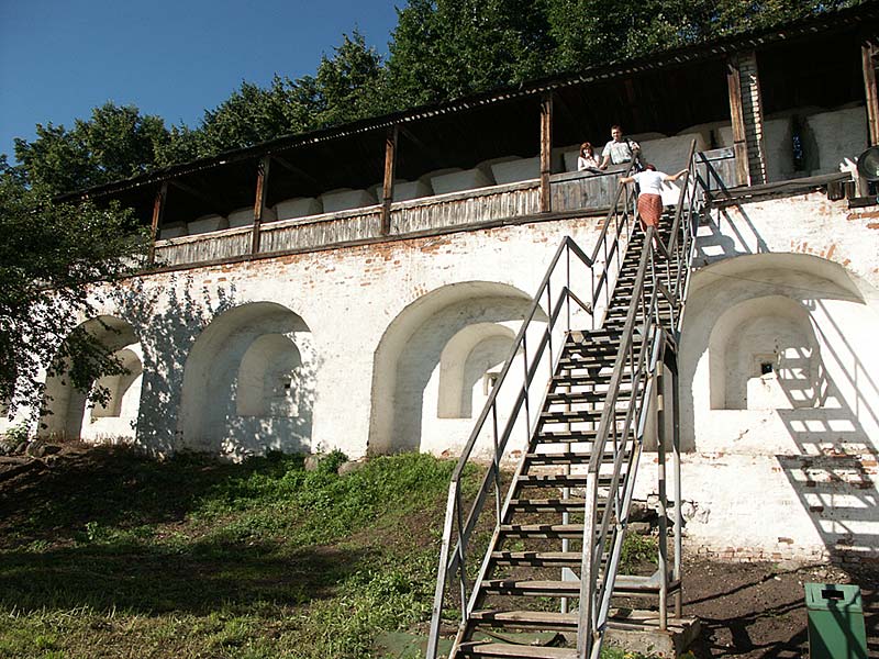 Ярославль: Спасо-Преображенский монастырь: стена; 17:30 04.08.2005