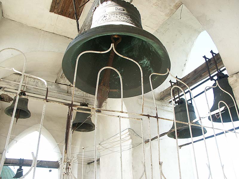 Ярославль: Спасо-Преображенский монастырь: колокола на звоннице; 17:46 04.08.2005