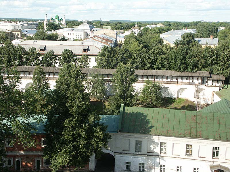 Ярославль: Спасо-Преображенский монастырь, город со звонницы; 17:56 04.08.2005