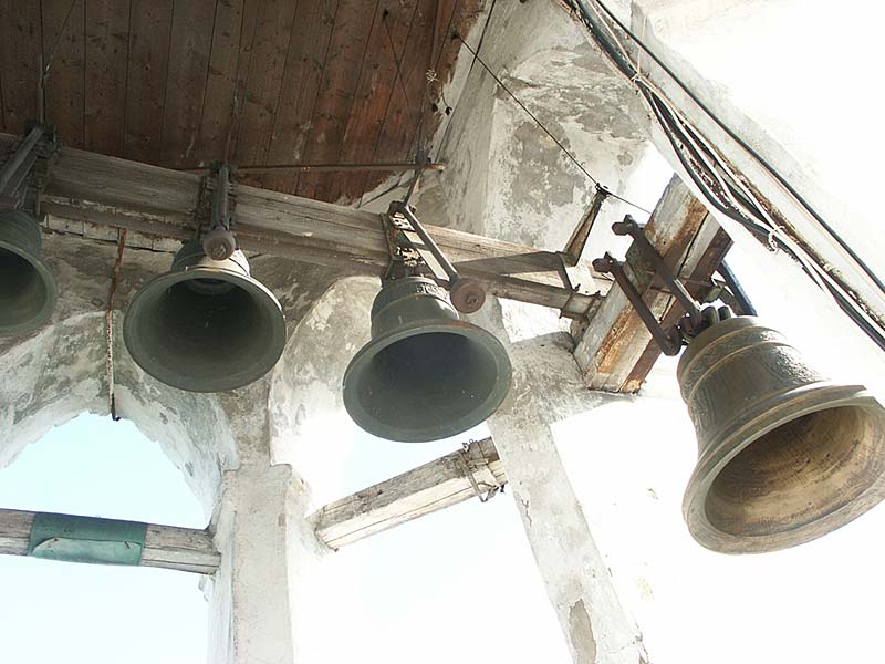 Ярославль: Спасо-Преображенский монастырь: колокола на звоннице; 18:01 04.08.2005