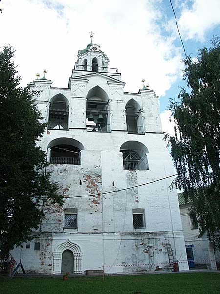 Ярославль: Спасо-Преображенский монастырь: звонница; 18:05 04.08.2005
