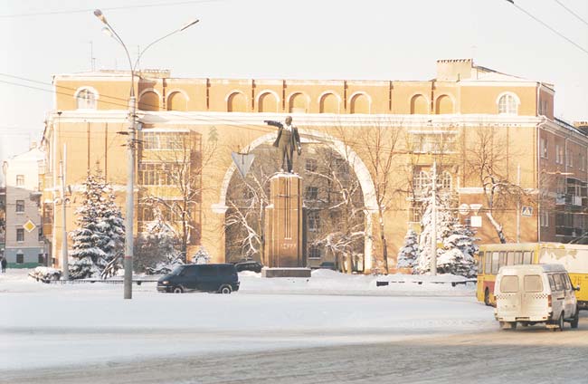 Ярославль: памятник Ленину на Красной пл.; 02.01.2003