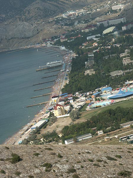Украина (Украïна): Крым (Крим): Судак: Судакская бухта, пляж с г.Алчак-Кая; 11:28 30.08.2005