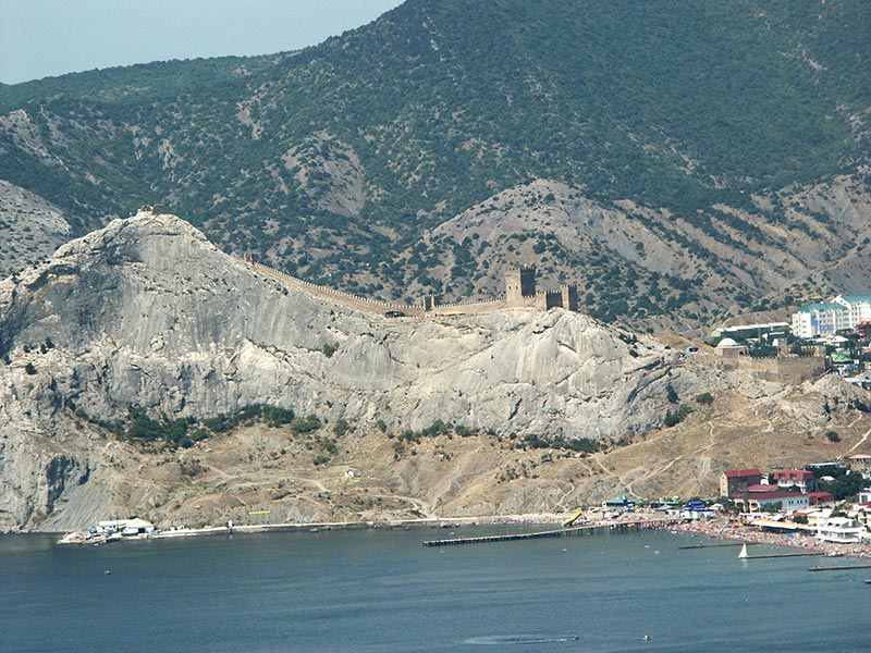 Украина (Украïна): Крым (Крим): Судак: Генуэзская крепость с г.Алчак-Кая; 11:42 30.08.2005