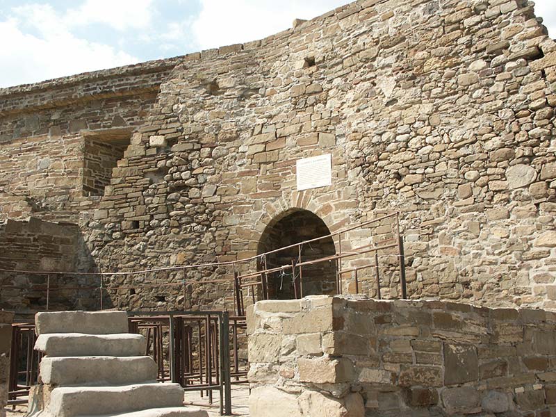 Украина (Украïна): Крым (Крим): Судак: Генуэзская крепость: здание с камином возле башни Якобо Торселли; 13:20 31.08.2005