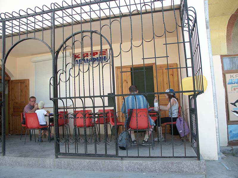 Украина (Украïна): Крым (Крим): Коктебель: кафе Дельфин; 14:06 01.09.2005