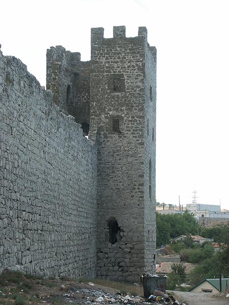 Украина (Украïна): Крым (Крим): Феодосия: Генуэзская крепость: башня Климента; 10:45 02.09.2005