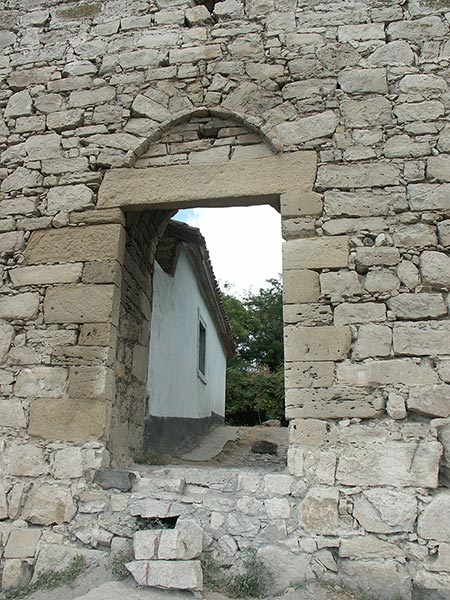 Украина (Украïна): Крым (Крим): Феодосия: Генуэзская крепость: между башнями Климента и Криско; 10:48 02.09.2005