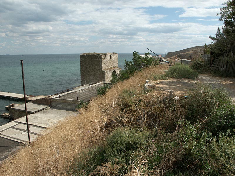 Украина (Украïна): Крым (Крим): Феодосия: Генуэзская крепость: башня Доковая; 11:05 02.09.2005