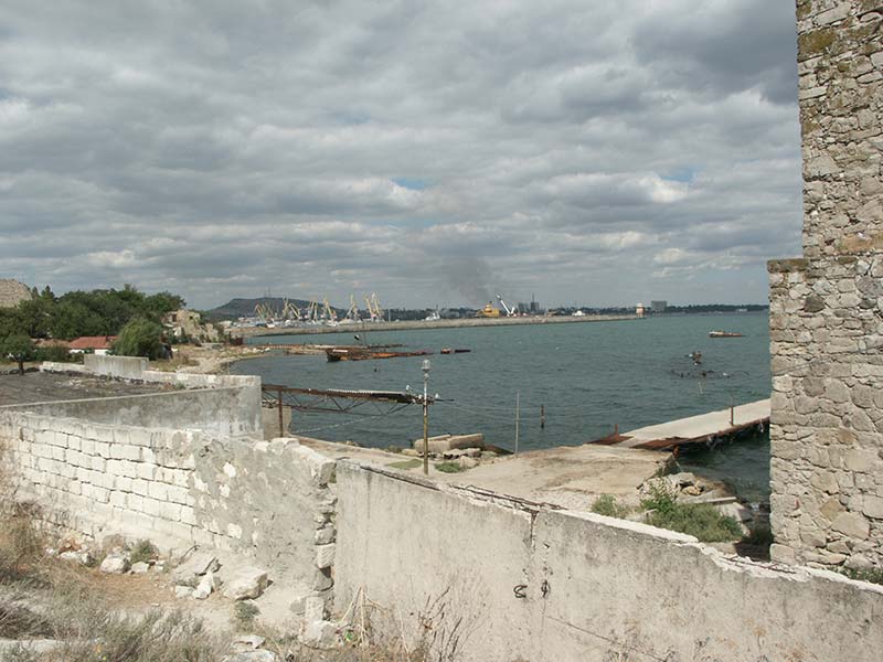 Украина (Украïна): Крым (Крим): Феодосия: морской торговый порт из Генуэзской крепости; 11:09 02.09.2005