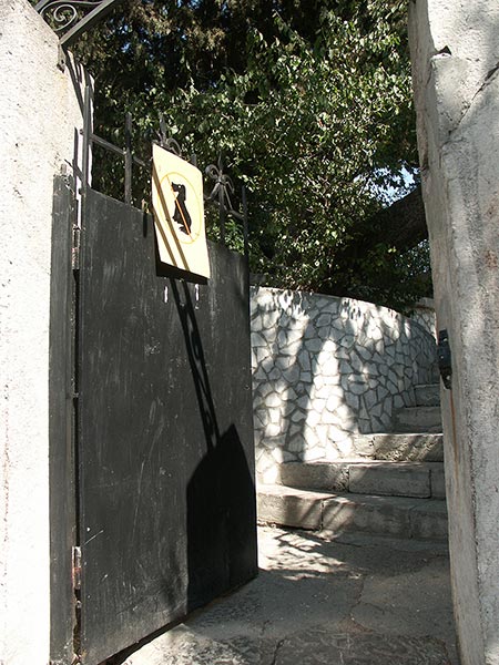 Украина (Украïна): Крым (Крим): Ялта: лестница к ц.Иоанна Златоуста; 13:37 05.09.2005