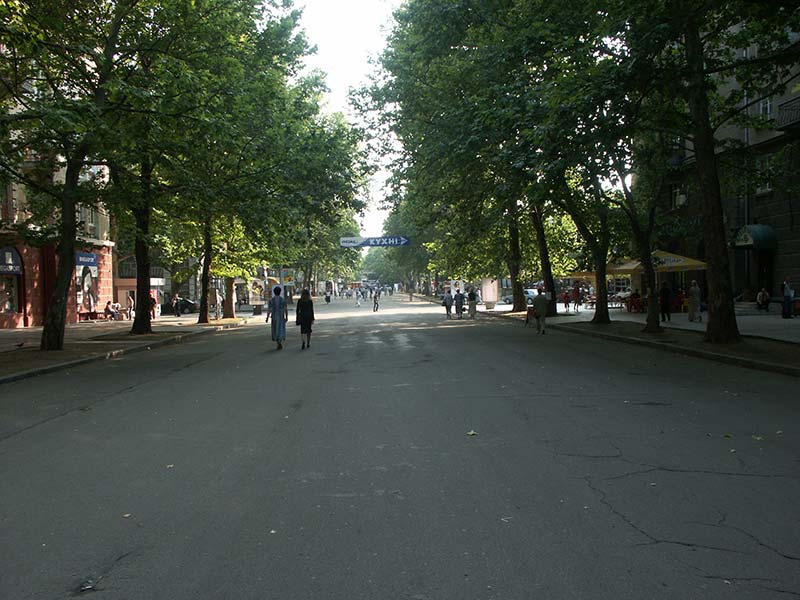 Украина (Украïна): Николаев (Миколаïв): ул.Советская: вниз; 16:27 09.09.2005