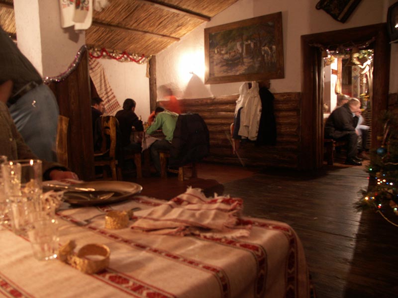 Украина (Украïна): ресторанчик "Турiнське подвiря"; 20:11 04.01.2006