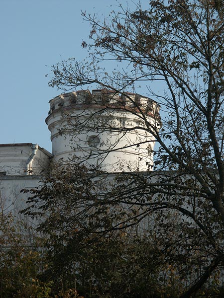 Беларусь: Минск (Мiнск): Московский район (Маскоўскі раён): ул.Володарского (вул.Валадарскага),2: замок "Пищалы"; 13:56 04.11.2005