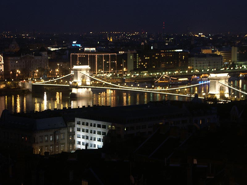 Венгрия (Magyarország): Будапешт (Budapest): вид на Цепной мост Сечени (Széchenyi lánchíd) с Рыбацкого бастиона; 16:54 08.01.2006