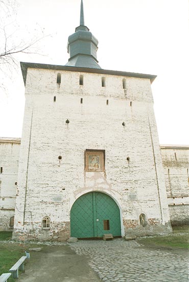 Кириллов: Казанская башня Кирилло-Белозерского монастыря; 02.05.2002