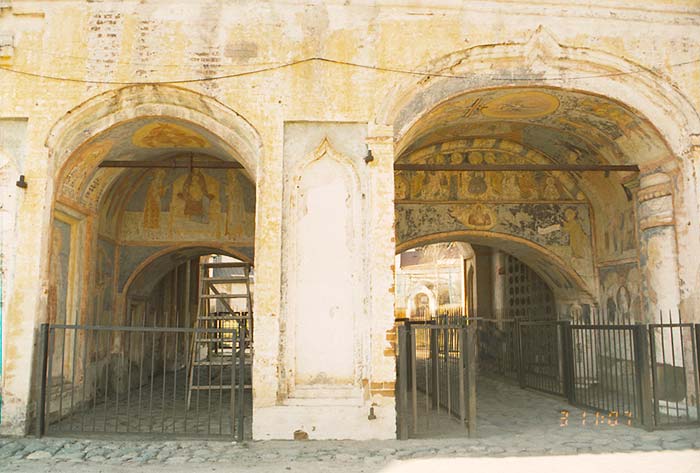 Кириллов: Святые ворота с церковь Иоанна Лествичника Кирилло-Белозерского монастыря вблизи; 03.05.2002