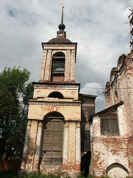 Переславль-Залесский: ул.Советская: Красная пл.: восток колокольни церковь Петра Митрополита; 06.08.2003