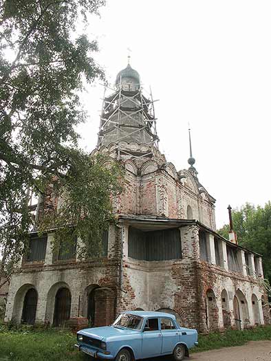 Переславль-Залесский: ул.Советская: Красная пл.: с-з церковь Петра Митрополита; 06.08.2003