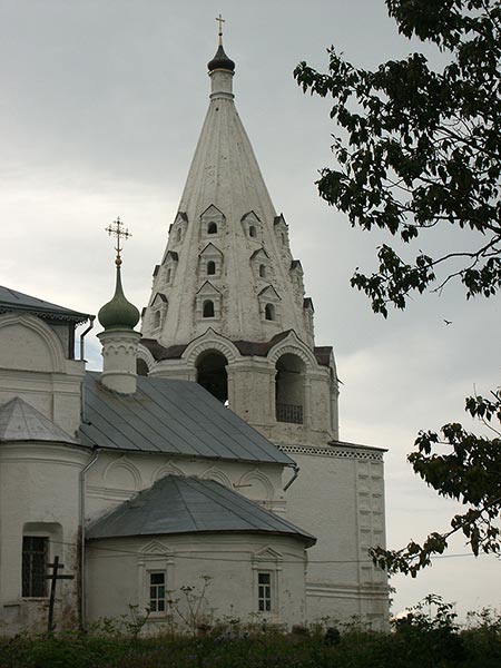 Переславль-Залесский: Троице-Данилов м-рь: придел Даниила собор Троицкий, колокольня, ю-в; 06.08.2003