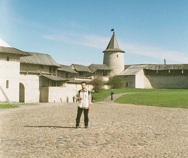 Псков. Кром: площадь возле Троицкого собора, 29.04.2001