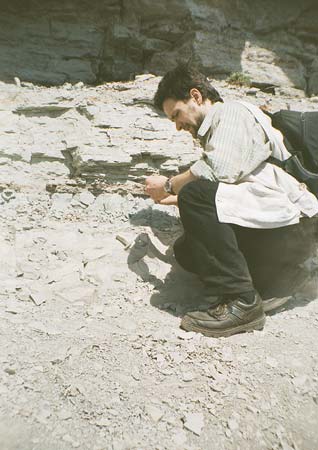 Псков: разглядывание засохшей разноцветной глины и камней под Снетогорским м-рём; 30.04.2001