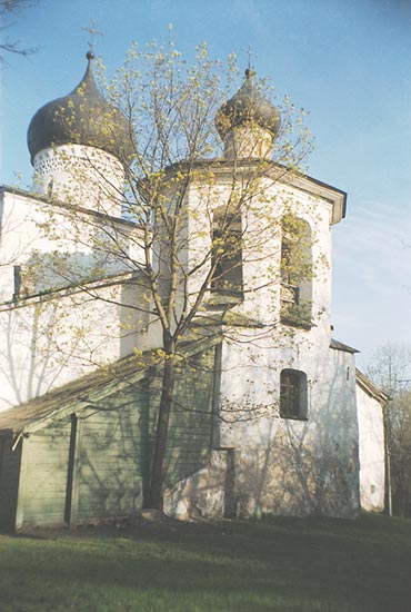 Псков: запад церковь Василия на Горке; 30.04.2001