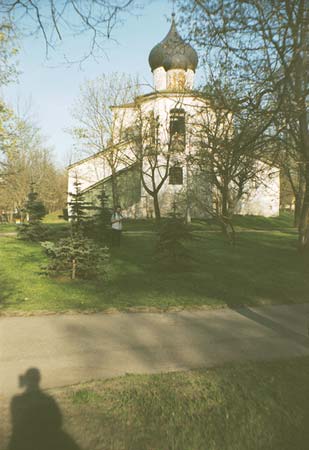 Псков: церковь Василия на Горке с запада издалека; 30.04.2001