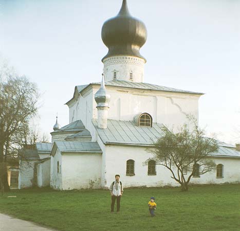 Псков: север церковь Успения с Парома (ребёнок - левый!), 30.04.2001