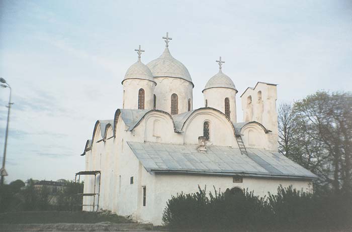 Псков: ю-з церковь Иоанна Предтечи, 30.04.2001