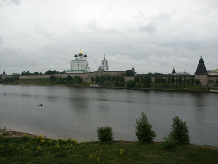 Псков: Кром: с Ольгинского моста; 12.06.2004