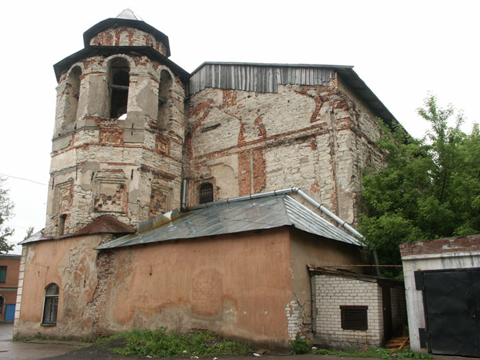 Псков: Средний город: церковь Богоматери Одигитрии, ю-з; 12.06.2004