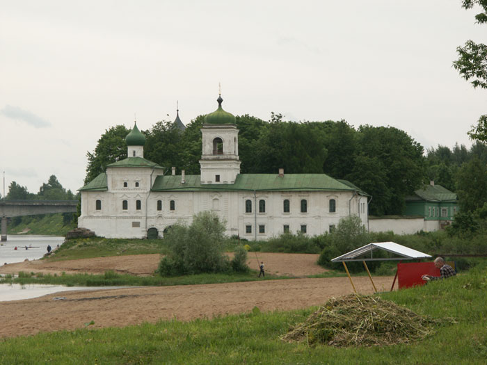 Псков: Завеличье: Мирожский м-рь, север; 14.06.2004