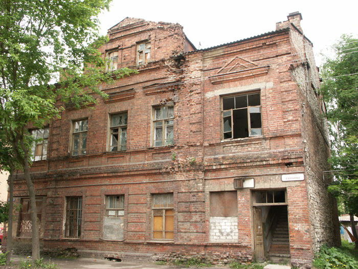 Псков: Окольный город: дом на ул.Калинина,17; 14.06.2004