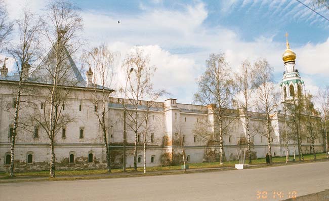 Вологда: стена Кремля по ул. Батюшкова; 30.04.2002