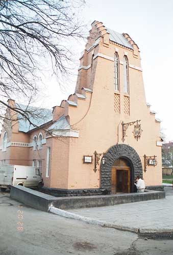 Вологда: Римский католический костёл, север. Внутри - обычный ресторанчик, где жрут и пьют, и баня...; 01.05.2002