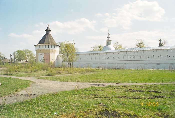 Прилуки: запад с-в башни Спасо-Прилуцкого монастыря; 04.05.2002