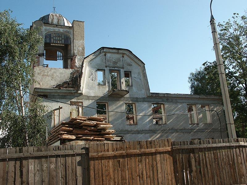 Ярославль: юг заброшенного дома на ул.Флотской; 02.08.2003