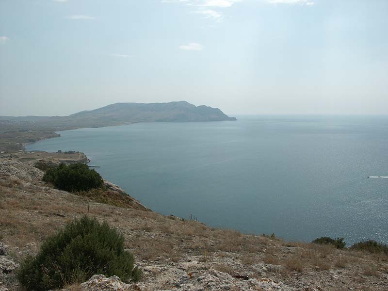 Украина (Украïна): Крым (Крим): Судак: бухта Капсельская с г.Алчак-Кая; 11:19 30.08.2005