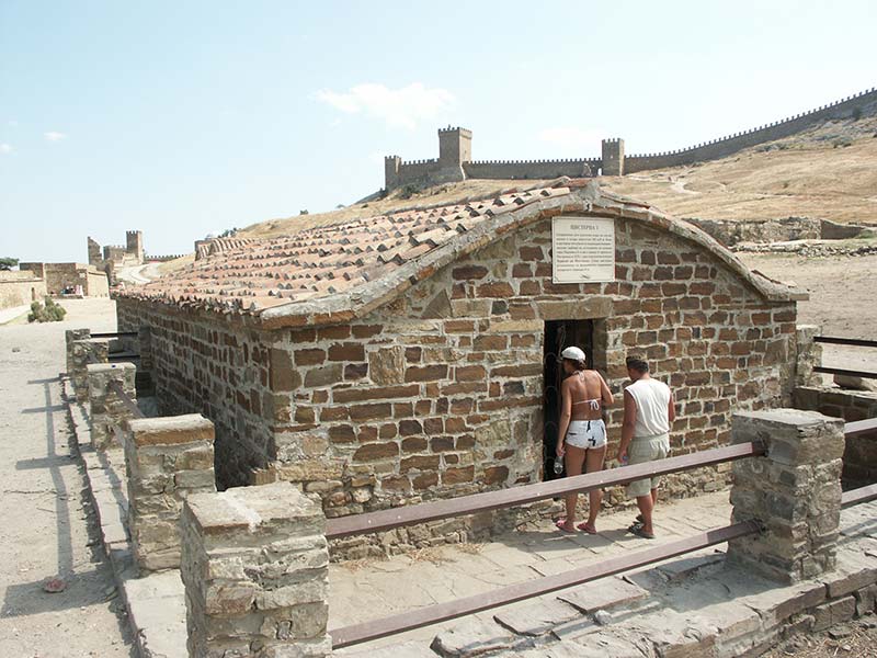 Украина (Украïна): Крым (Крим): Судак: Генуэзская крепость: цистерна № 1; 13:22 31.08.2005