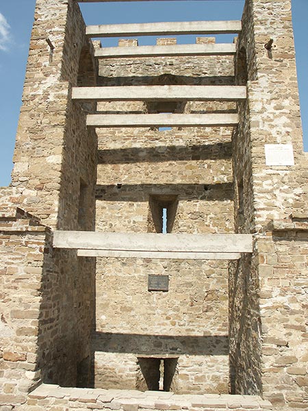 Украина (Украïна): Крым (Крим): Судак: Генуэзская крепость: башня Паскуале Джудиче; 13:27 31.08.2005